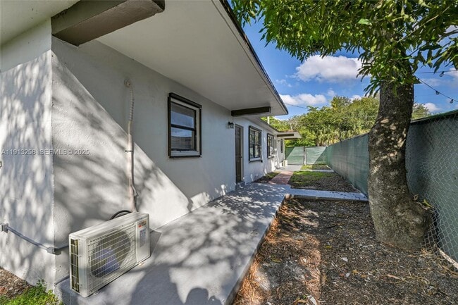 Building Photo - 1710 NW 9th St