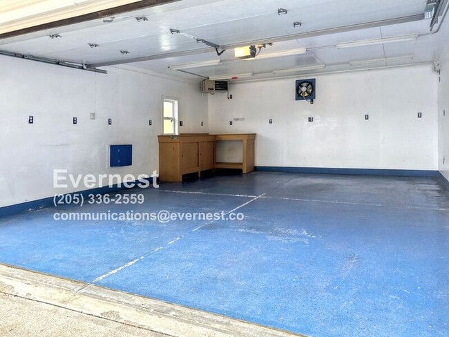 Building Photo - 2068 Robin Hood Dr