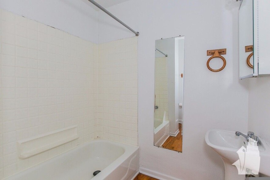 Building Photo - 2315 N Southport Ave