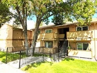 Building Photo - Updated Ground-Floor Two-bedroom One-bathr...