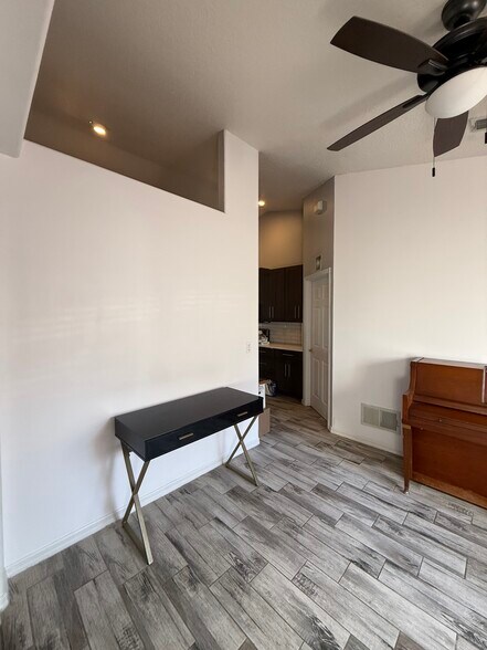 Building Photo - 867 Park Valley Cir