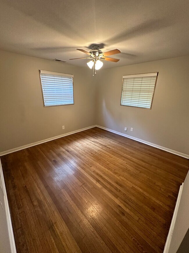 Building Photo - Beautiful Home in Colonial Acres!