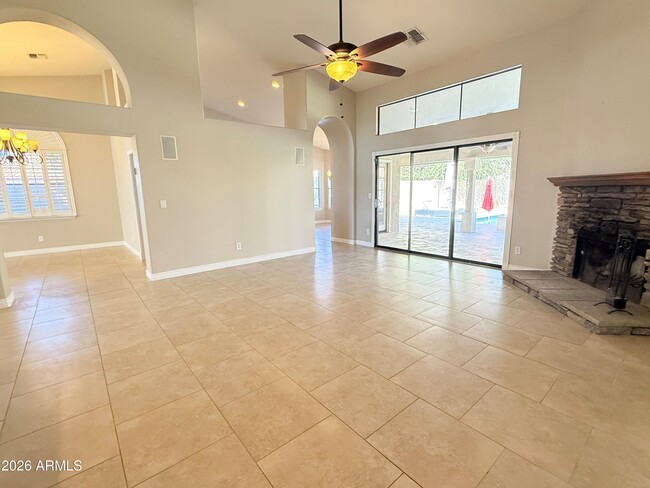 Building Photo - 902 W Sherri Dr