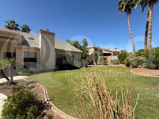 Building Photo - 902 E Desert Flower Ln
