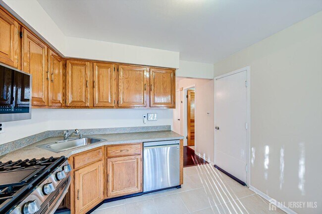 Building Photo - 1224 Thomas Ave