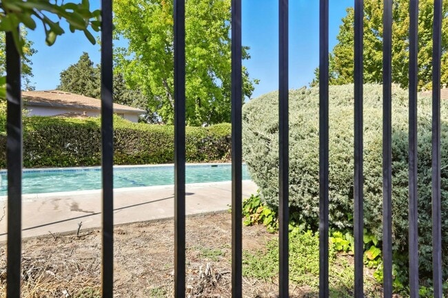 Building Photo - Gorgeous 2 Bed Condo in Foothill Farms