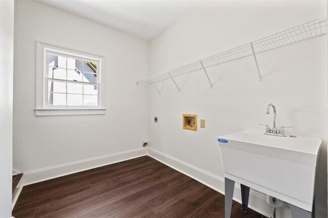 Building Photo - 2120 Skyland Cove Ln SW