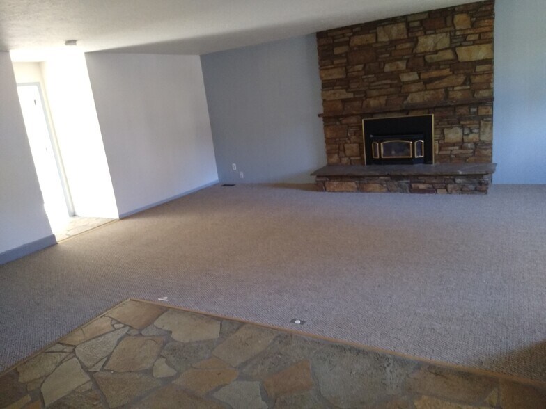 living room - 1508 S Denver Ave
