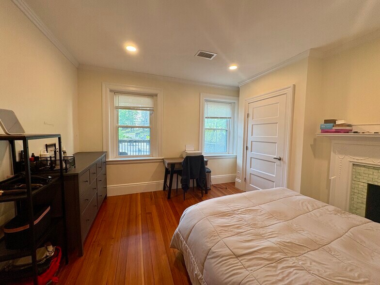 Building Photo - 1614 Beacon St