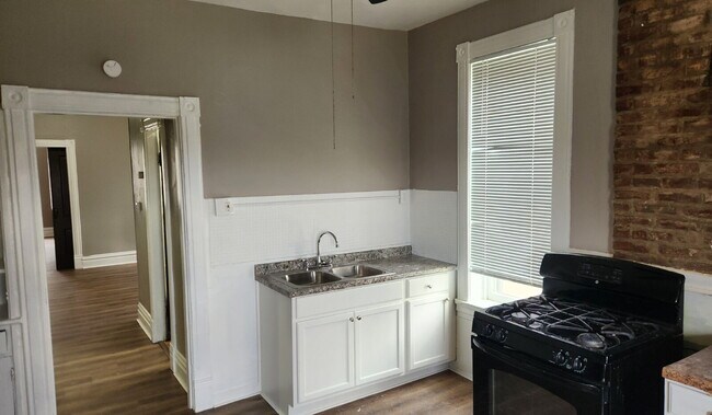 Building Photo - "Charming 1-Bed Oasis in Vibrant St. Louis - Your Urban Retreat Awaits!"