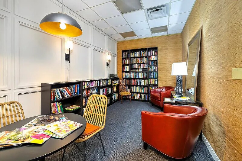 Building Photo - 619 King St