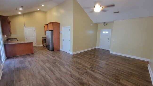 Building Photo - 3 Bed, 2 bath Home Available in Travelers ...