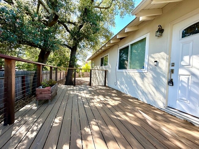 Building Photo - Beautiful Updated 2 Bedroom 2 Bathroom - C...