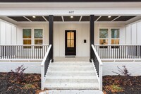 Building Photo - 607 Kenmore Ave