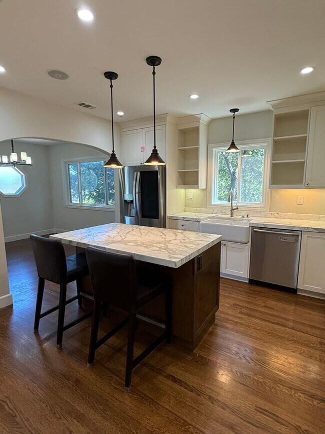 Building Photo - Redwood City Hillside Retreat – 4BR, 3BA w...