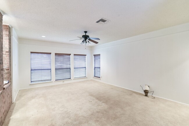 Building Photo - Luxury Living on Lake Arlington