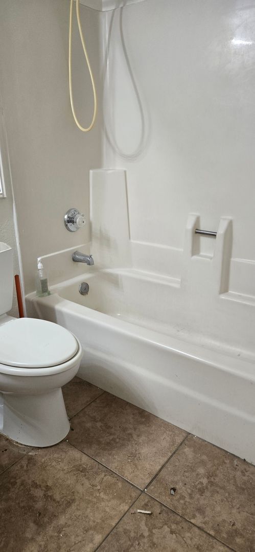 Building Photo - Beautiful 2 bedroom 2 bath Condo  New Paint and flooring throughout