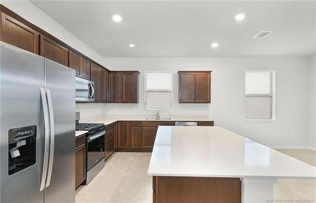 Building Photo - 10596 SW Morning Glory Dr