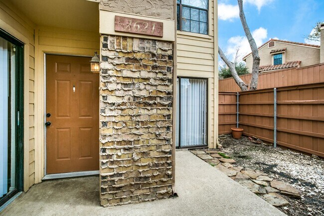 Building Photo - A Cozy Condo in Irving