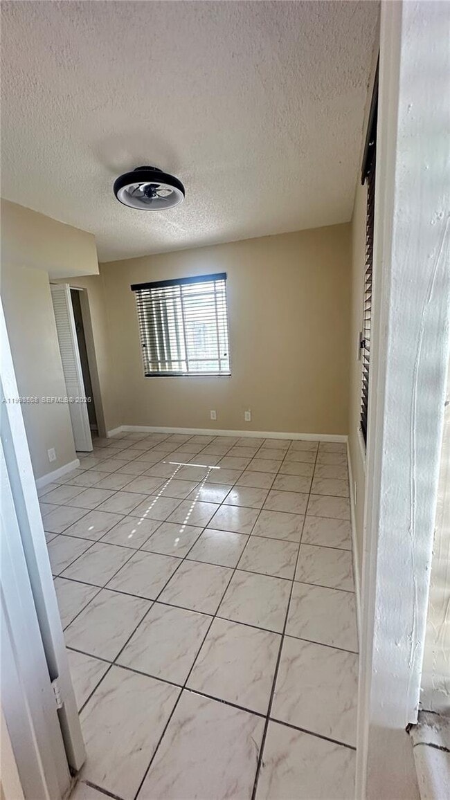 Building Photo - 990 E 2nd St