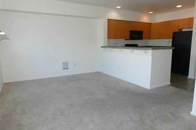 Building Photo - Newer 1 Bedroom Condo in Great Lower Queen...