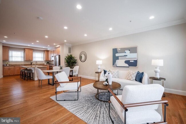 Building Photo - 420 Cook St