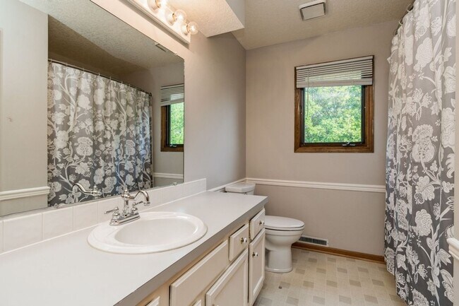 Building Photo - PRIVATE BACKYARD!! 4 Bedroom, 2.5 Bath Home in Urbandale