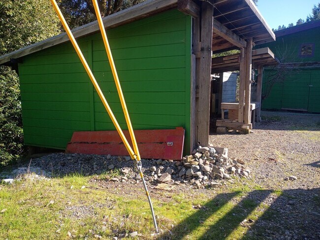 Building Photo - Cabin In the Wood!