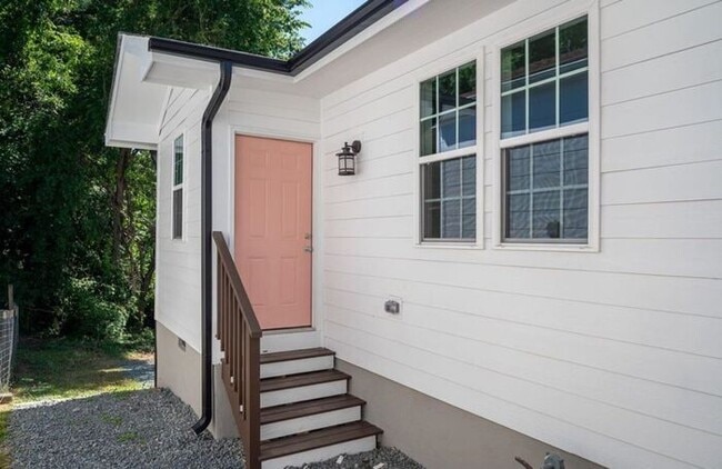 Building Photo - !! SPECIAL HALF OFF SECOND MONTH'S RENT!!! Updated 3BR 2BA  Home w/ Renovated Kitchen near Downto...