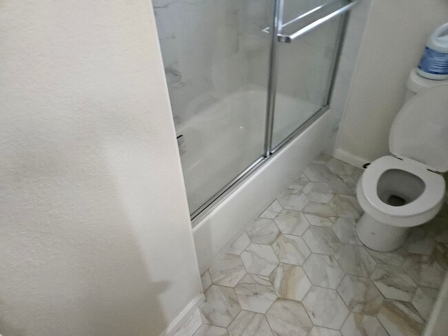 Building Photo - Large 3 bedroom 2 bath