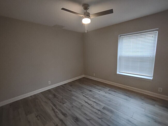Building Photo - Pristine move-in ready condo located in Di...