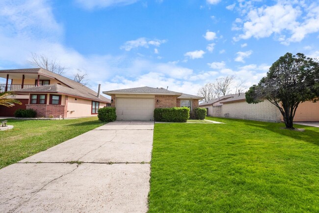 Building Photo - 15242 Peachmeadow Ln