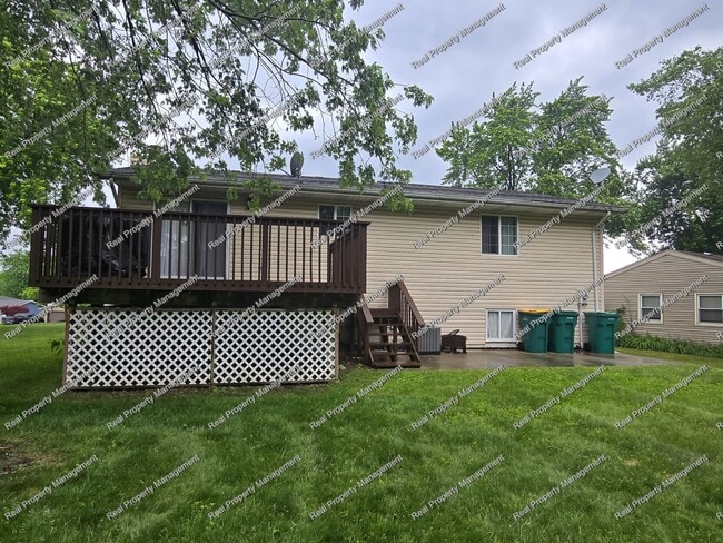 Building Photo - Three Bedroom Bi-Level