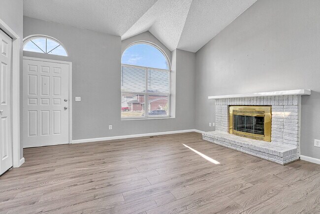 Building Photo - $2,595 - 3 Bed, 1 Bath Newly Renovated Hom...