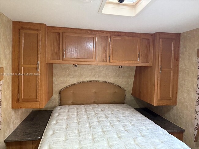 Building Photo - 706 W 40th Pl