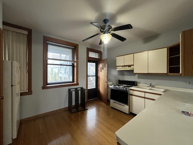 Primary Photo - 2 bedroom in Chicago IL 60640