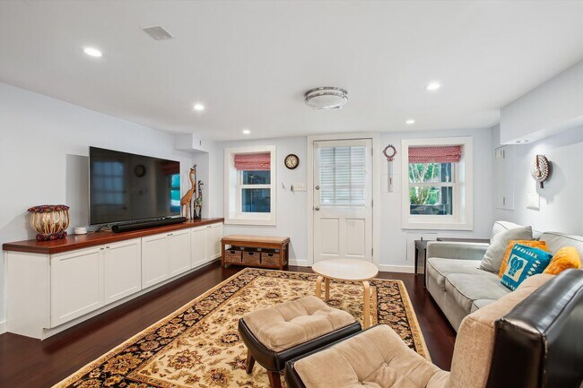 Building Photo - Stunning 3BR+, 3.5BA Capitol Hill Home wit...