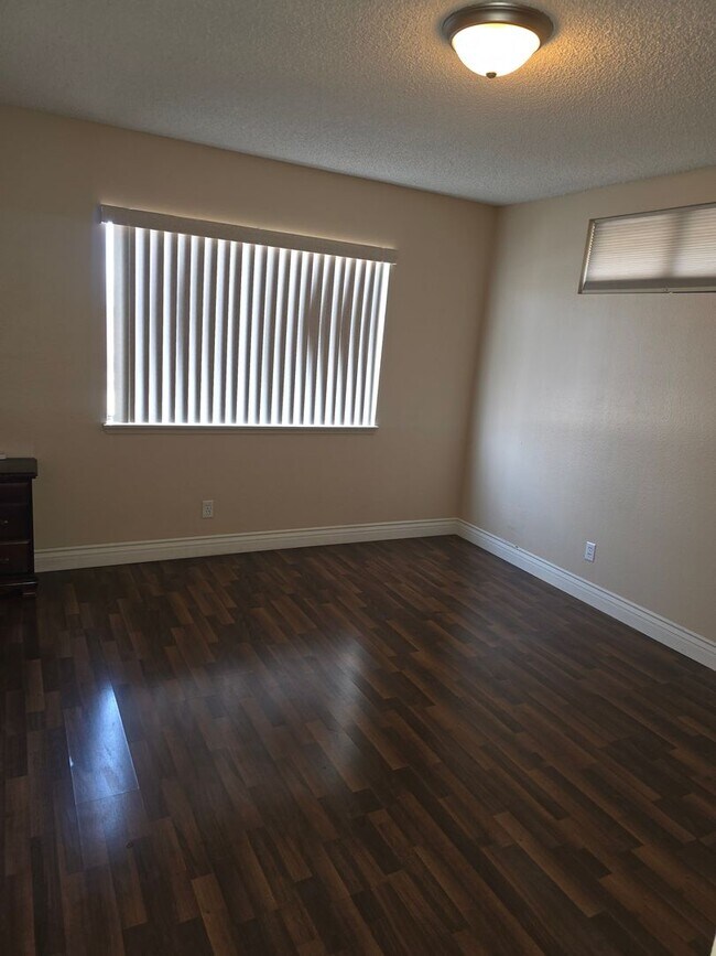 Building Photo - Beautiful 4 bed/ 3 bath POOL Home For Rent