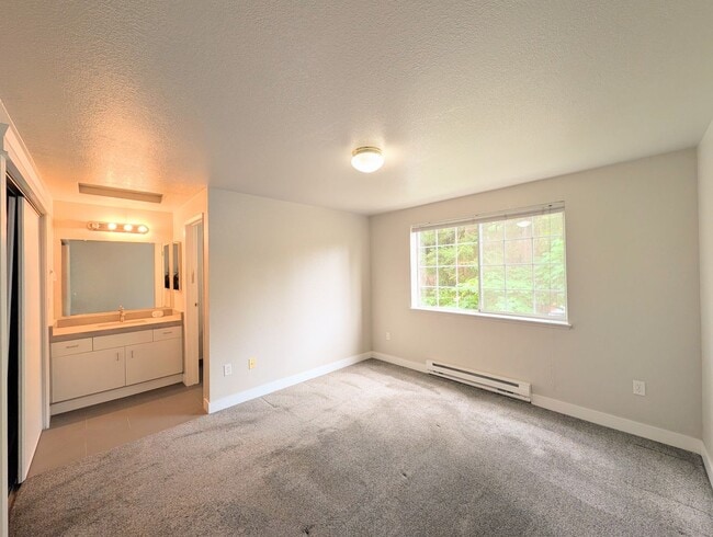 Building Photo - 15433 Country Club Dr