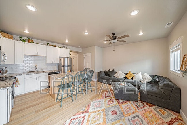 Building Photo - 380 S 3rd W