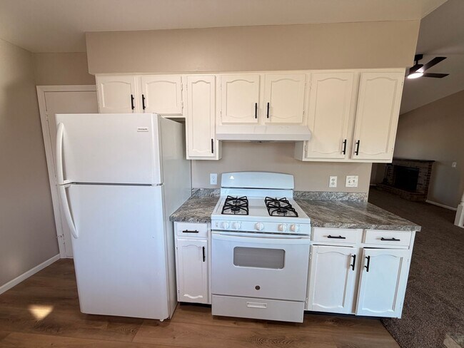 Building Photo - Rockford Schools! 4 Bedroom Duplex