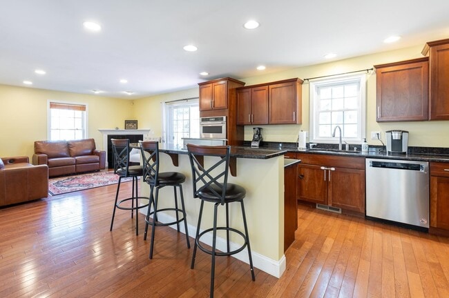 Building Photo - 4 Lowther Pl