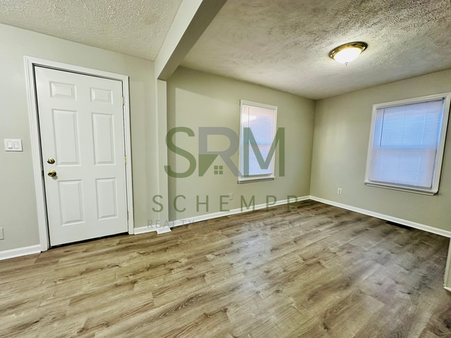 Building Photo - 2 bedroom home in South Louisville now available!