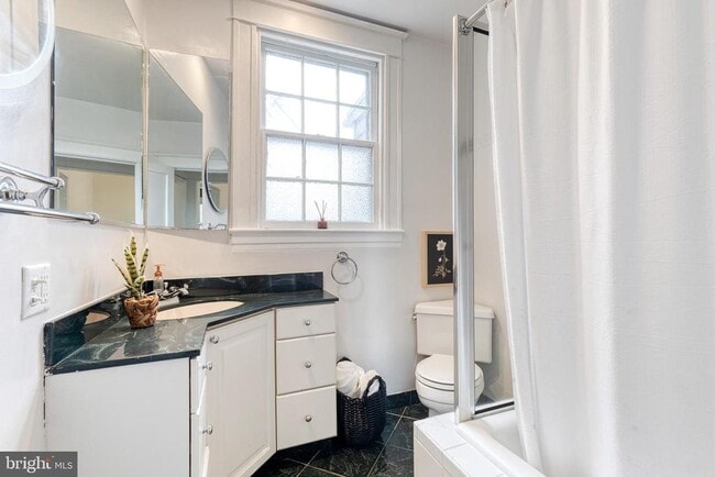 Building Photo - 401 E Lake Ave