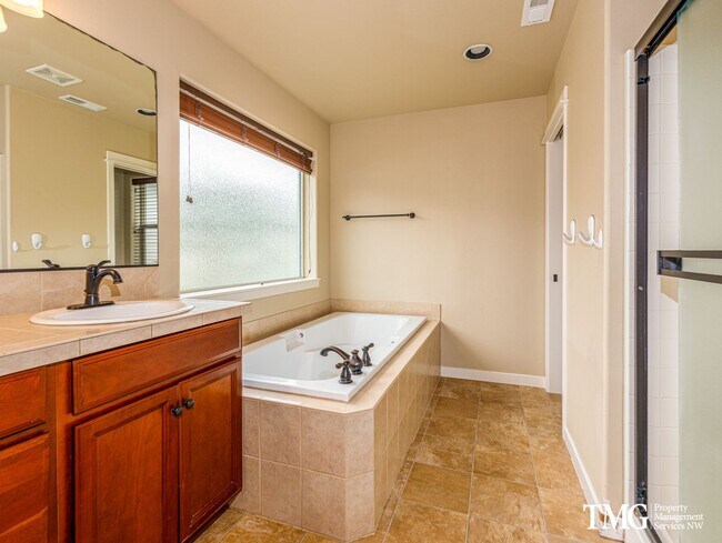 Building Photo - Beautiful 3+br/2.5ba House with office, fenced yard, 2 car garage and AC