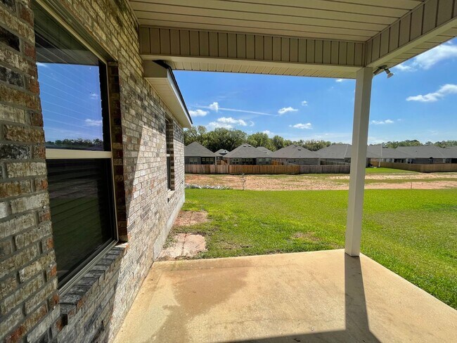 Building Photo - 3 Bedroom, 2 bathroom in Twin Beech Estate...