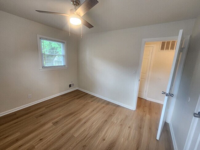 Building Photo - Beautiful and spacious 3 bedroom 1 bath ho...