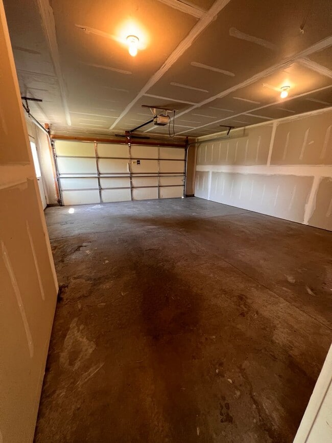 Building Photo - 938 E 6th St