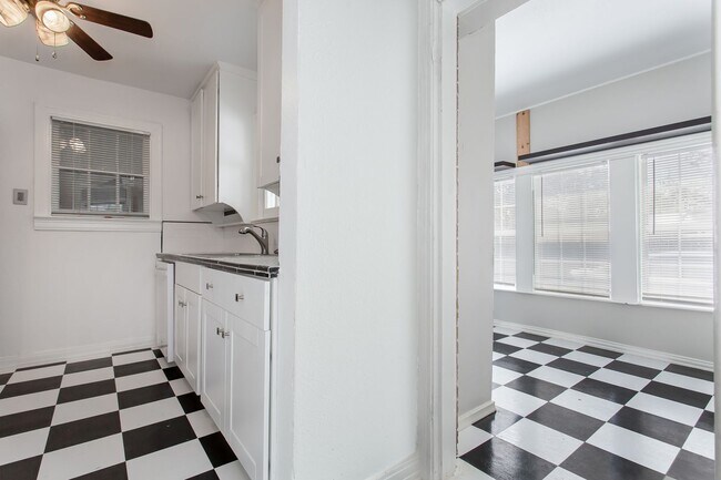 Building Photo - 2 Bedroom, 1 Bath near Lower Greenville