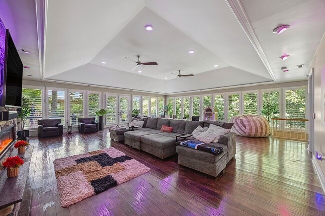 Building Photo - Gorgeous, Fully furnished 3 Bed 3.5 bath h...